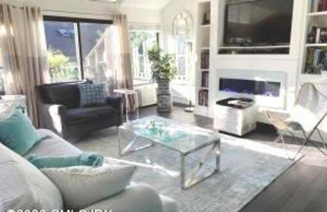 1465 E Putnam Avenue photos photos