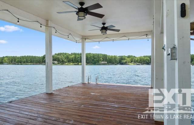 Gorgeous Waterfront Property with 4 Bedrooms, 3 Bathrooms in Dogwood Acres! Gallery 4