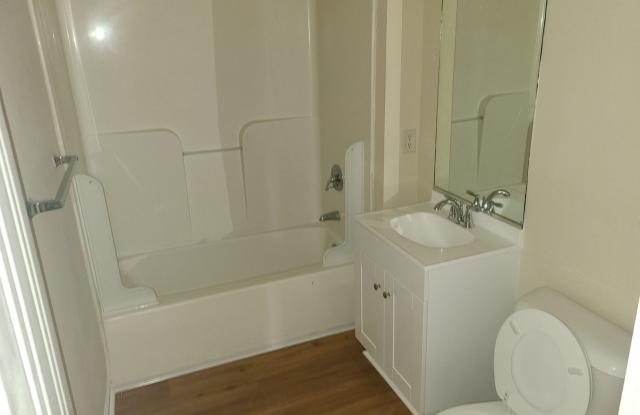 Burlington 4 Bed, 1 Bath - Nice Neighborhood photos photos