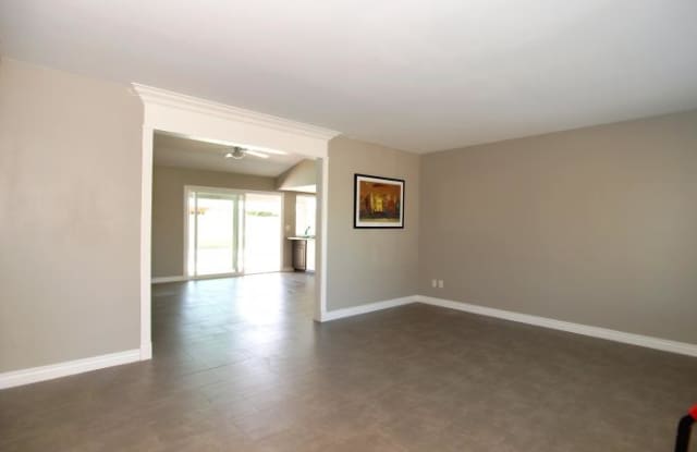 6325 W. Sunnyslope Lane Gallery 4