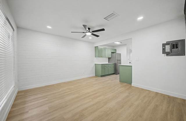 Gorgeous 2 Bed + Bonus Room | Large Private Yards | Resort Pool | 8 Weeks Free Rent! - 1804 East Concorda Drive, Tempe, AZ 85282