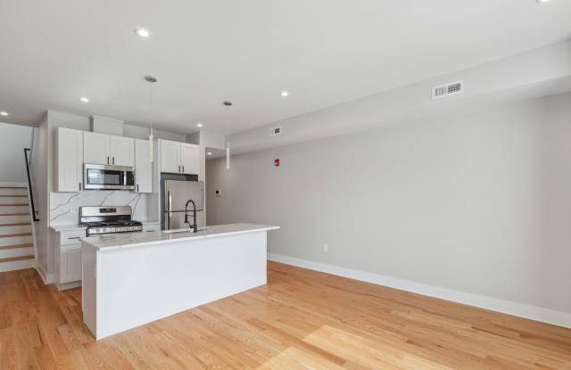 2427 W Thompson St photos photos