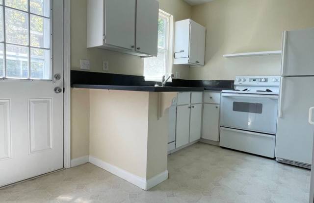 Quiet and Cozy Two Bed in SW Portland 5 plex~ Open Floor Plan~ Great Shared Outdoor Space~ Off Street Parking!~ photos photos