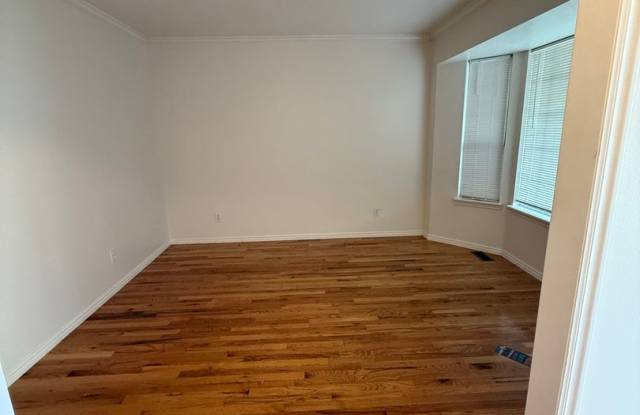 Dual-Living 6-Bed Rambler | 2 Kitchens & 2 Laundry Rooms! Gallery 4