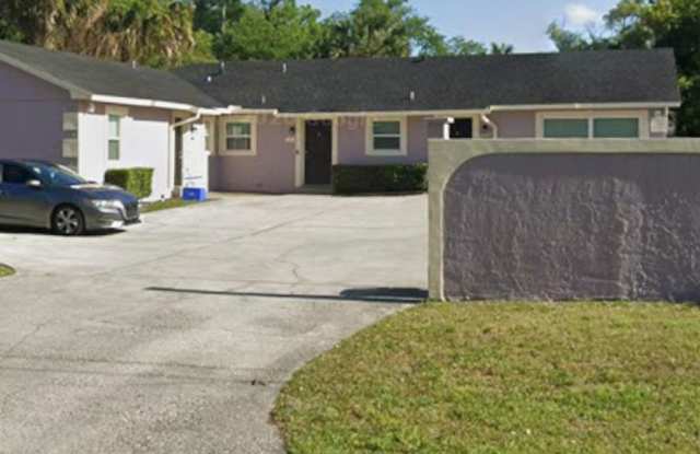 Spacious 1BR/1BA in Sanford Triplex – High Ceilings & Great Storage! Gallery 1