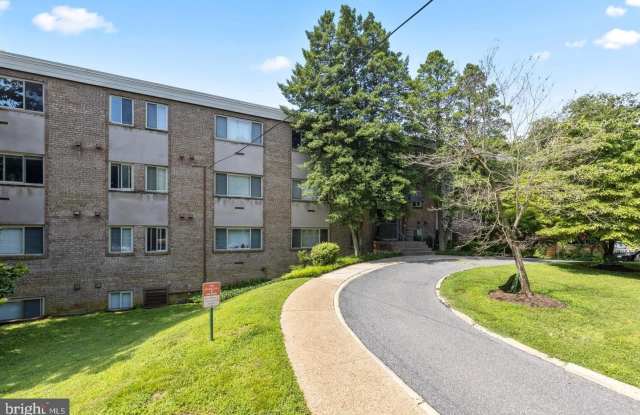 4570 MACARTHUR Boulevard NW Gallery 1