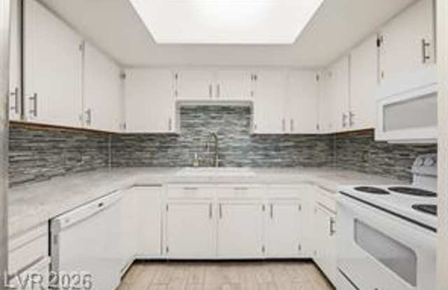 2 Bedroom Condo located in Las Palmas Gallery 3