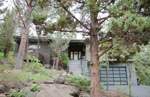 CHECK OUT THIS BEAUTIFUL HOME IN BOYD ACRES NEIGHBORHOOD! Gallery 1