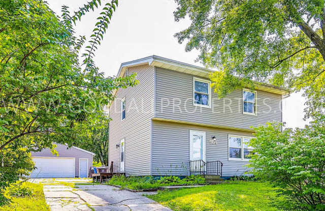 4 Bedroom Des Moines Home with Fenced Yard & Detached 2-Car Garage Gallery 1
