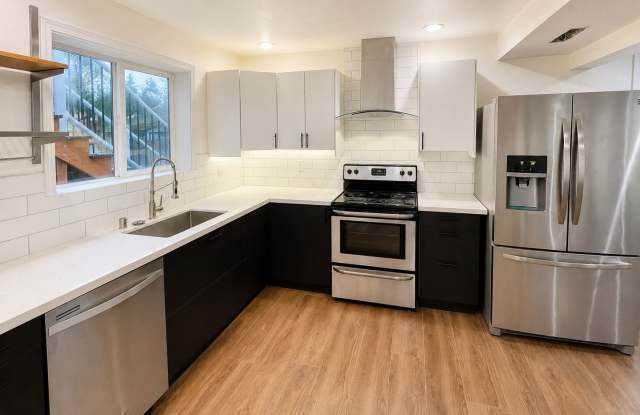 Updated 2-Bedroom with A/C Westwood Duplex with Private Entrance Gallery 2