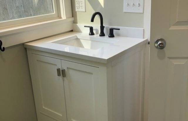 One Bedroom loft apartment for rent in Manteo photos photos