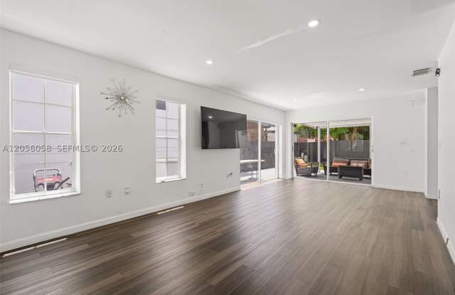 13990 SW 160th Ter Gallery 4
