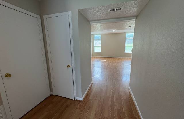 Lawrence-Fort Ben-Oaklandon 3 Bedroom and 2.5 Bathroom Gallery 3