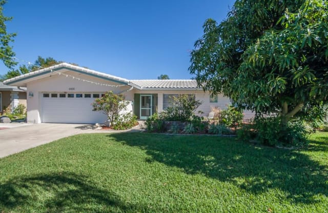 8405 BOULDER PLACE - 8405 Boulder Place, Town 'n' Country, FL 33615