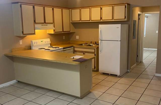 Spacious 1 Bedroom 1 Bathroom! Located Off Ocala Road. - 1243 Continental Court, Tallahassee, FL 32304