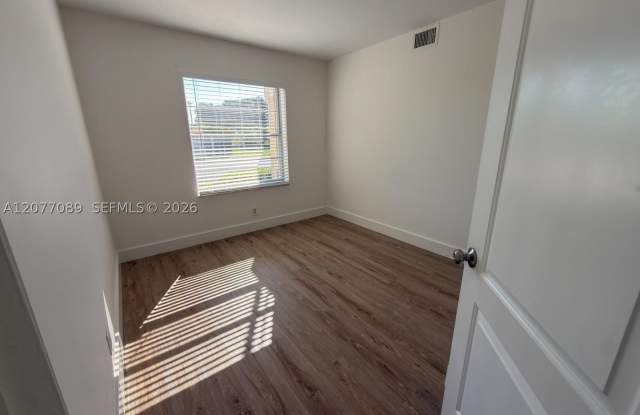 9937 Three Lakes Cir Gallery 4