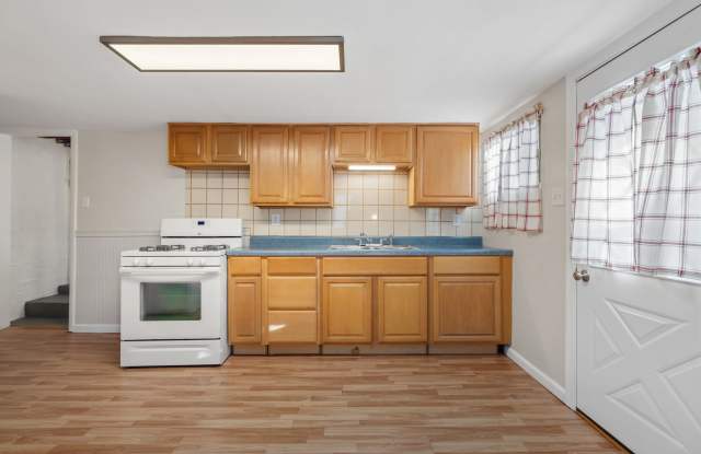 Stunning 3 bedroom home in McKees Rocks available now! photos photos