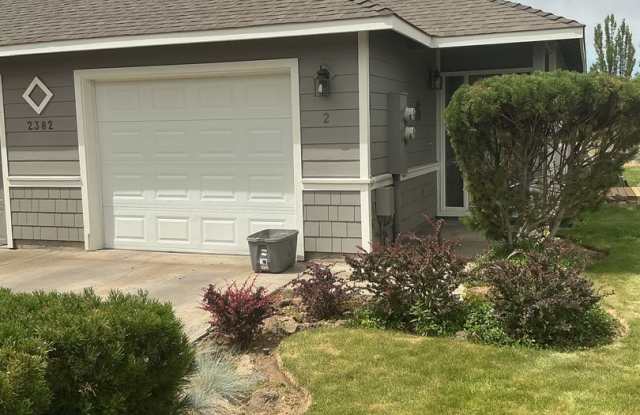 2 Bedroom, 2 Bathroom Duplex in NE Bend – Available NOW photos photos