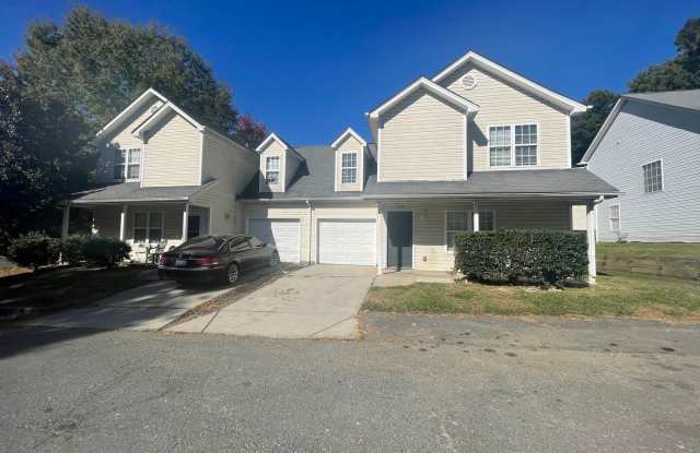 Must see this 4 bedroom 2.5 bath Townhouse in charlotte Gallery 3