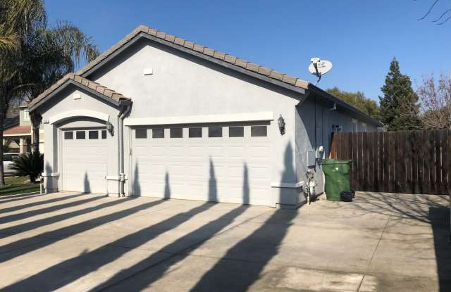 GREAT SINGLE STORY HOUSE AND RARE 9800 SQUARE FOOT PRIVATE LOT! Gallery 4
