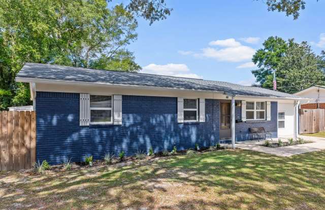 Updated 4 Bedroom with large back yard! - 309 23rd Street, Niceville, FL 32578