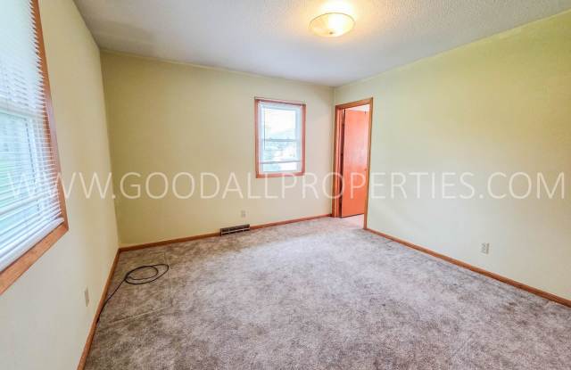 Spacious Perry 2-Bedroom Duplex with Attached Garage + Basement Gallery 4