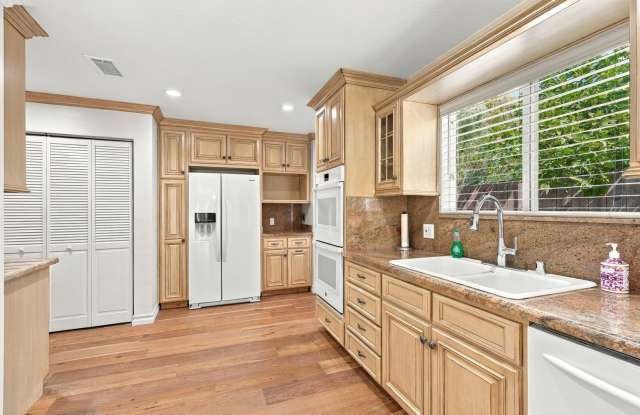 Charming Single Story Woodland Hills Retreat Near Warner Center Gallery 3