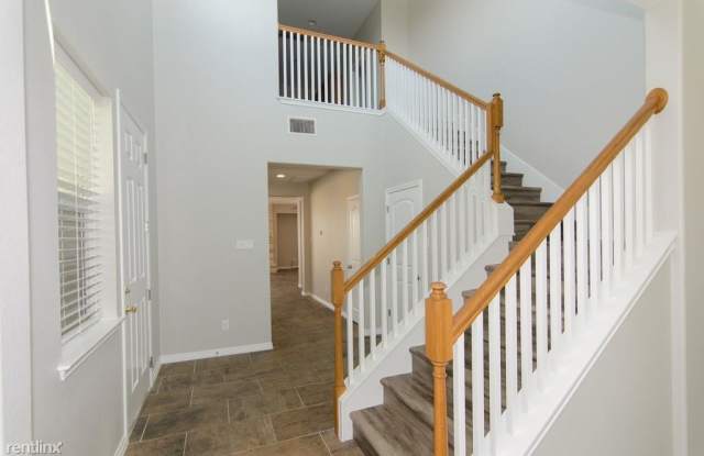 1006 Drake Cv Gallery 3