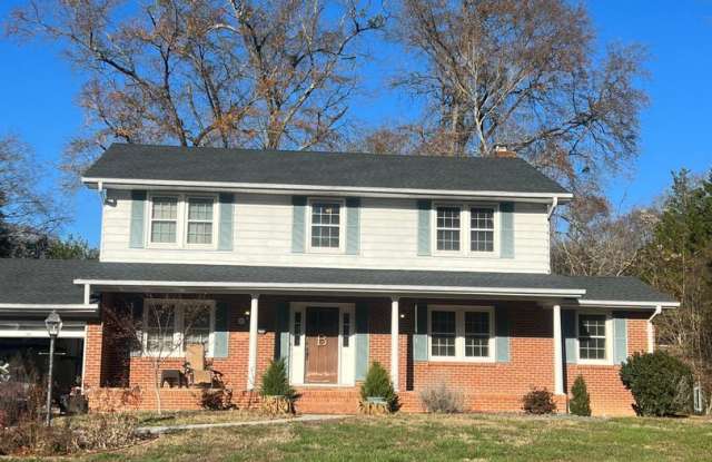 4 Bedroom with fenced in yard! photos photos