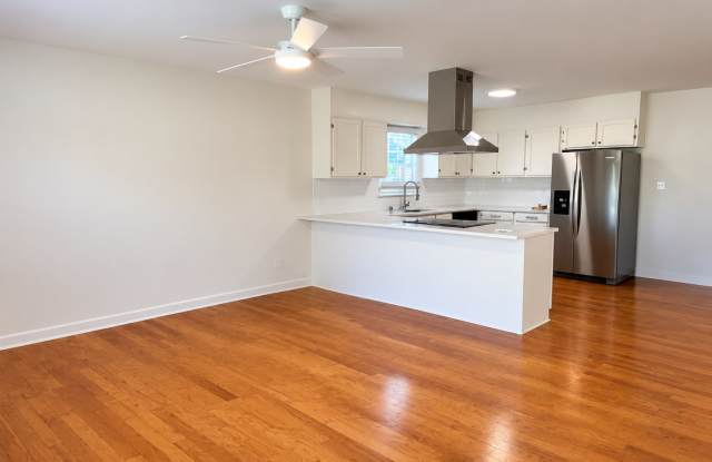 Charming 2 Bed Brick Home with Updated Kitchen, Hardwood Floors & Spacious Backyard Gallery 4