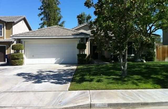 4 bed 2 bath hm located in The Seasons SW 93313 $2500 Rent +$2500 Dep photos photos