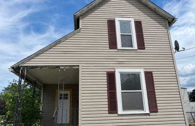 3 Bed / 1 Bath Spacious Layout with Walk-In Closet & First-Floor Laundry! Gallery 1
