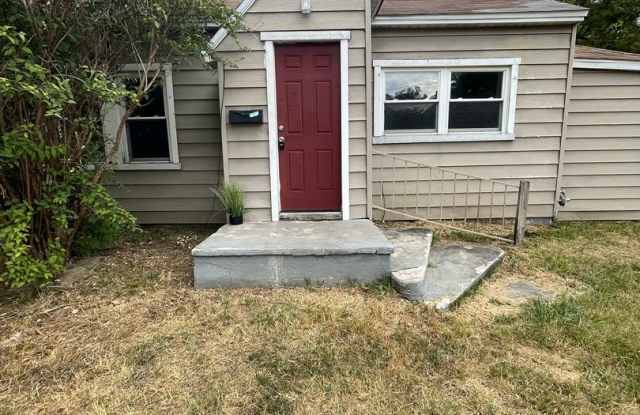 Huge Backyard!!! 2 Bedroom 1 Bathroom house with a Bonus Room. photos photos