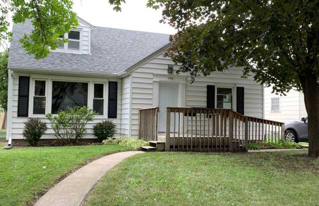 Four Bedroom House: Hilltop Madison Avenue! - 108 Belle Avenue, Mankato, MN 56001