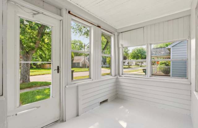 Move-In Ready 3 Bedroom with Fenced Yard & Garage! Gallery 3