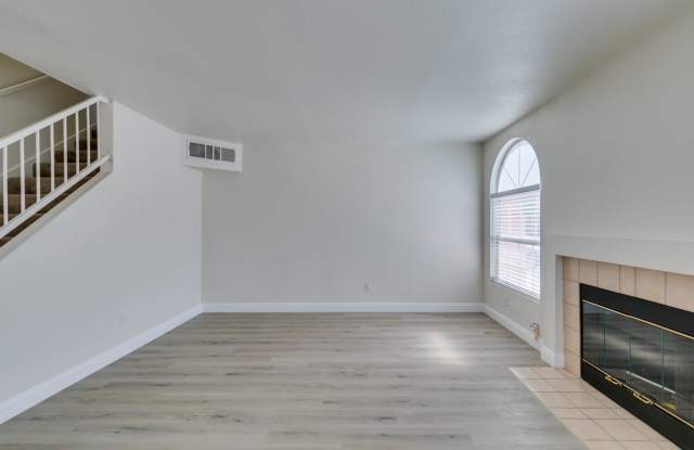 3 Bedroom Townhouse with attached garage in Gated Community Gallery 3