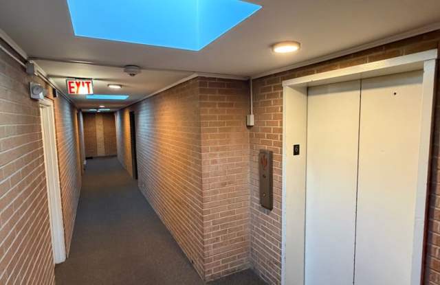 1 Bed One Bath in DOWNTOWN Forest Park!!! Gallery 4