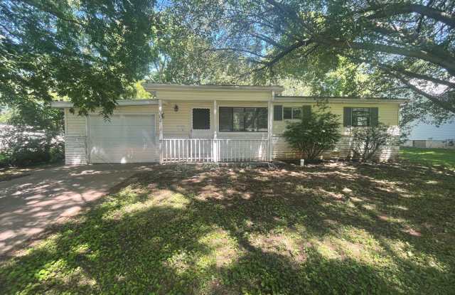 Available Now 2 bedroom 1 bath with attached 1 car garage Gallery 3