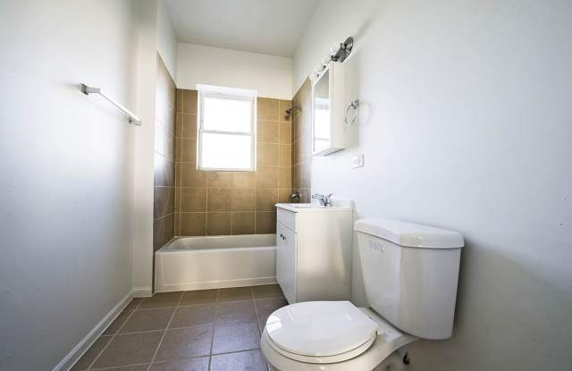 7120 S Wabash Gallery 2