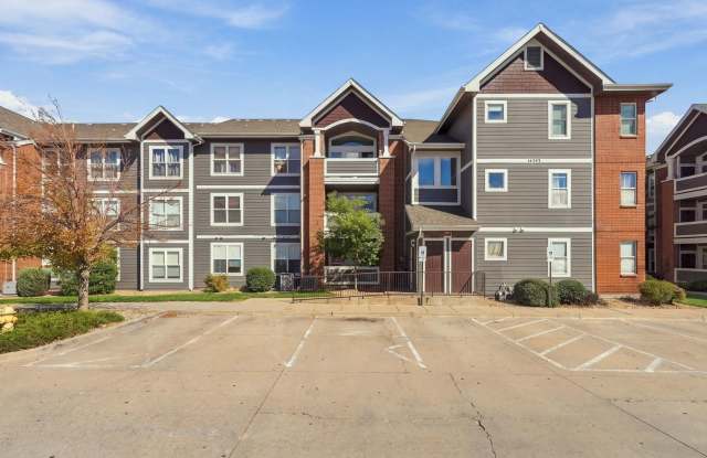 Beautiful Ground-Floor 2-Bedroom Condo with Private Balcony & Great Location! Gallery 3