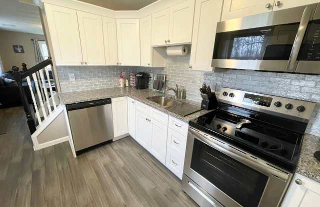 Single Family, Fully Furnished! Great Location! - 1102 Deforest Street, Rotterdam, NY 12303