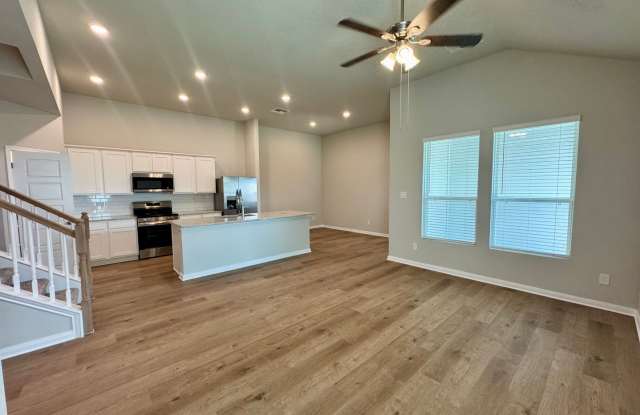Stunning Luxury Duplex Available in Buda Gallery 2