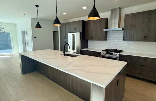 Single Family HOME with 3 Bedrooms 2 1/2 Bathrooms - Where Mountains meet you at upscale living! photos photos