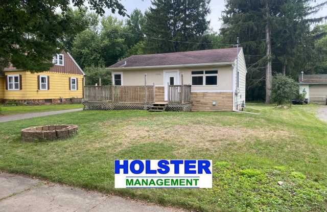 Updated 1-Bedroom House With Large Backyard photos photos