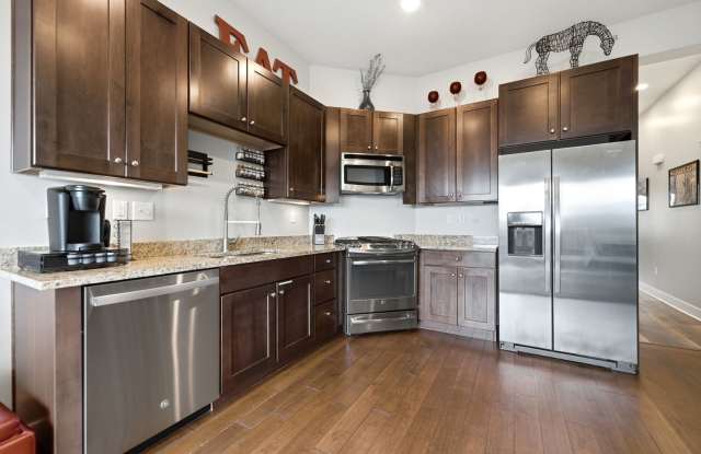 Fully Furnished Newpark Townhome - 1 car Garage - 6 Months up to 1 Year Lease Gallery 4