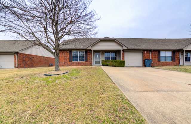 Cozy 2 bedroom 2 bathroom Townhome in Wagoner - 2203 West Wellington Street, Wagoner, OK 74467