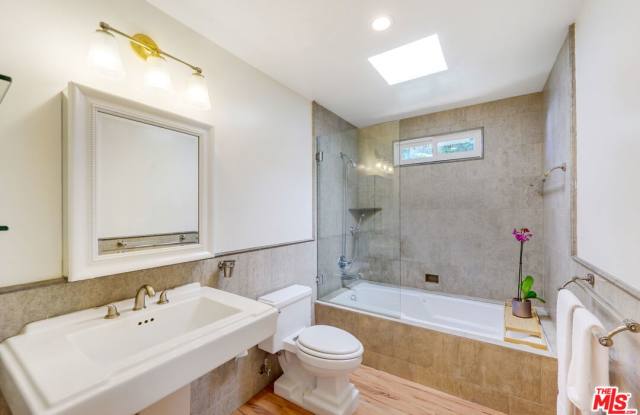 8818 Rosewood Avenue photos photos