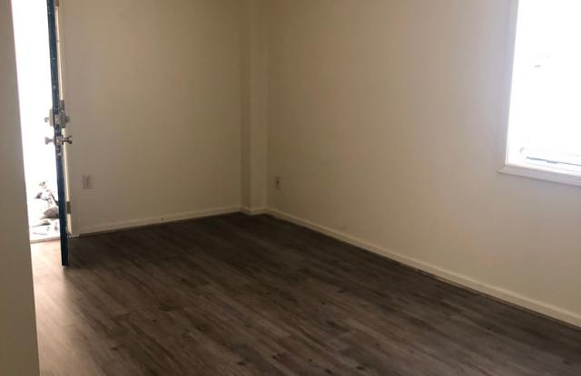 205 W Market Ave Downtown Convenience Gallery 4