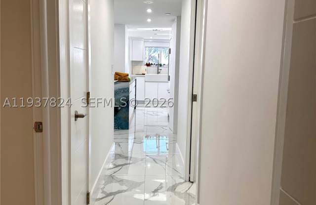 2457 Collins Ave Gallery 3