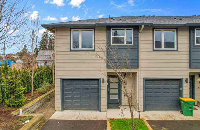 Modern 3 Bedroom End-Unit Townhouse with Stainless Steel Kitchen, Attached Garage & Patio Gallery 1